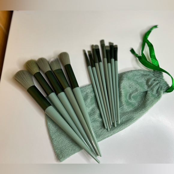 💥NEW💥 13 piece makeup brush set w carrying bag green face blush foundat… - Picture 3 of 7